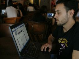 La prenda se infla para abrazar a  quienes la utilizan cada vez que un contacto de Facebook pone ''Me Gusta''. ARCHIVO  /