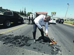 Agentes viales debieron trabajar a marcha forzada para retirar los reductores de velocidad en la Carretera a Chapala.  /