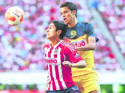 El recién dado de baja de Chivas, Julio Nava, disputa un balón con el “águila olímpica”, Diego Reyes, en el Omnilife. MEXSPORT  /