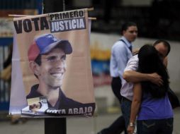 Propaganda del opositor Henrique Capriles, el candidato que pretende arrebatar la presidencia a Chávez. AP  /