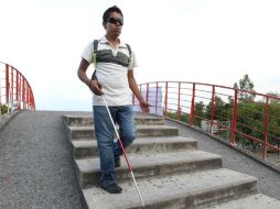 El invento para ayudar a personas invidentes le ha valido más de 20 premios nacionales e internacionales. ARCHIVO  /