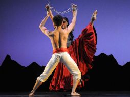 Bailarines de la Compañía Nacional de Danza durante la pieza coreográfica que forma parte del programa Cien años con Moncayo''.NOTIMEX  /