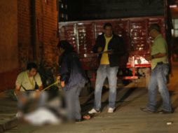 El fallecido medía aproximadamente 1.75 metros, aparentaba 33 años de edad, vestía camisa blanca y pantalón café. ARCHIVO  /