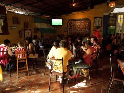 Los aficionados se dieron cita en restaurantes para ver el juego entre Águilas y Chivas.  /