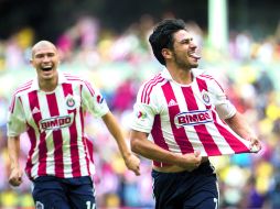 Despertar rojiblanco. Rafael Márquez Lugo (derecha) fue el héroe del partido, al hacer dos goles que la victoria al Guadalajara. XINHUA  /