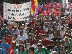 Entre las banderas rojas y blancas de los sindicatos, destacaban algunas pancartas con el ''NO''. REUTERS  /