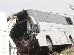 El autobús colisionó con un árbol. ARCHIVO  /