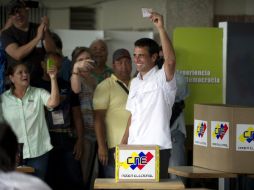 Capriles emitió su voto rodeado de sus simpatizantes. AFP  /