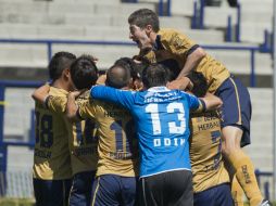 Los Pumas de la UNAM festejan el segundo gol ante rayados . El triunfo los hizo llegar a los 17 puntos. AFP  /