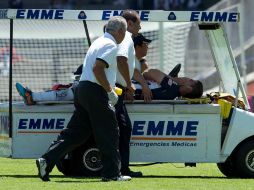 Hiram Mier sale en camilla luego de su lesión en el juego ante Pumas. MEXSPORT  /