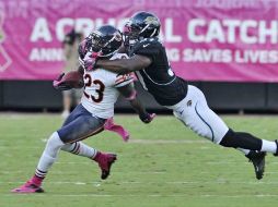 Devin Hester (23) es derriba en una acción del partido. AP  /