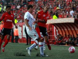Diego Novaretti, de Toluca, y Edgar Castillo, de Tijuana, en el partido de esta noche. MEXSPORT  /