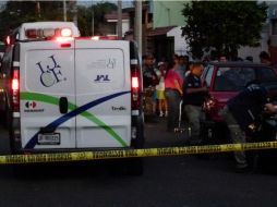 Personal del Instituto Jalisciense de Ciencias Forenses acudieron al lugar para hacerse cargo del cadáver. ESPECIAL  /