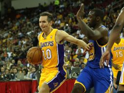 Steve Nash (i) de los Lakers y Charles Jenkins (d) de los Warrios se disputan la pelota durante el juego. AFP  /