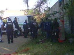 Elementos de la policía de El Salto y personal del Semefo acudieron a recoger el cadáver del hombre.  /