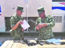 CONTRA EL NARCO. Militares revisan lo asegurado durante los operativos. ESPECIAL  /