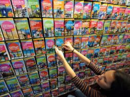 La responsable de una editorial prepara su stand para la inauguración hoy, de la Feria del Libro de Francfort. EFE  /