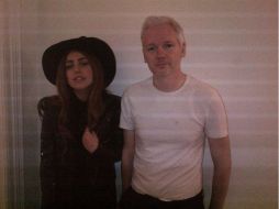 Tan sólo cinco horas duró la visita de Lady Gaga al fundador de Wikileaks. ESPECIAL  /