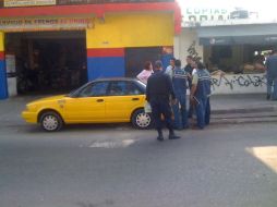 Policía de Guadalajara y personal del Semefo y el IJCF acudieron al lugar para investigar y dar con los responsables.  /