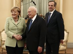 El primer ministro, Andonis Samarás (2-i), la canciller alemana, Angela Merkel (i), y el presidente griego, Karolos Papoulias (c). EFE  /