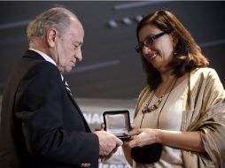 Friedeberg al momento de recibir la honorable insignia por su labor artística. XINHUA  /