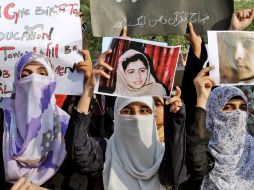 Miembros de la Liga de Mujeres Minhaj-ul-Quran muestran su apoyo a la joven Malala Yousufzai. AP  /