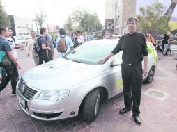 El mexicano Raúl Rojas con el Volkswagen Passat de tipo vagoneta, capaz de conducirse por sí mismo en la ciudad e incluso en carretera.  /