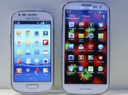 El mini Galaxy3 al lado de su antecesor. REUTERS  /