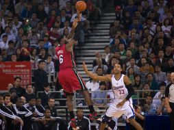 LeBron James (i) dispara a la canasta frente a Grant Hill. AP  /