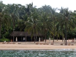 La embarcación se volcó a unos 150 metros de distancia de la orilla. ARCHIVO  /