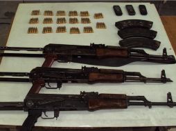 A los detenidos se les aseguraron armas largas calibres AR-15, calibre AK-47 y 12 armas cortas. ARCHIVO  /