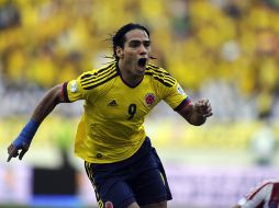 Radamel Falcao festeja uno de sus dos goles en el partido ante Paraguay. AFP  /