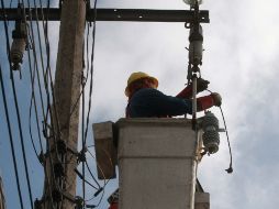 Trabajadores de CFE efectuaron trabajos de reparación de la infraestructura afectada. ARCHIVO  /