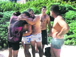 Ciudadanos cubanos lamentan la muerte y desaparición de sus compañeros tras el incidente en el mar. EFE  /