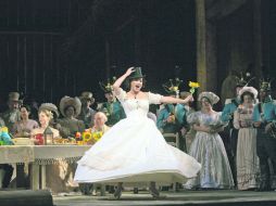 Anna Netrebko interpreta a Adina, en Elixir de amor, de Donizetti, a las 12:00 horas. Boletos de 80 a 250 pesos. ESPECIAL  /