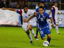 El jugador Rodolfo Zelaya (d) de El Salvador, disputa el balón con Michael Umaña (i) de Costa Rica. XINHUA  /