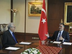 El presidente turco, Abdullah Gül (d), junto al El mediador de la ONU y la Liga Árabe para Siria, Lajdar Brahimi. EFE  /