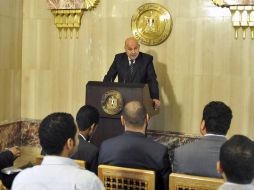 El vicepresidente Mahmud Meki ofreciendo una rueda de prensa, anunciando la revocación sobre destituir al fiscal general. EFE  /