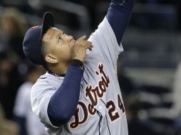 El tercera base de Detroit, Miguel Cabrera, celebra el triunfo en primer juego de la serie por el campeonato de la Liga Americana. AP  /