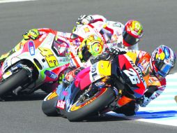Veloces. Dani Pedrosa toma una curva, por delante de Valentino Rossi. EFE  /