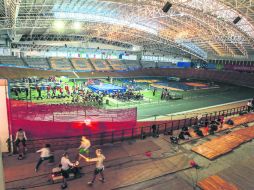 El velódromo, un ejemplo. Hoy en este escenario se imparten clases de boxeo, lucha, esgrima y patinaje de velocidad.  /