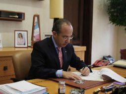 El Presidente, Felipe Calderón durante la firma de la reforma constitucional sobre límites territoriales. NOTIMEX  /