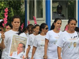 Un polícia vigila la marcha de las Damas de Blanco, durante la conmemoración de la muerte de Laura Pollán. REUTERS  /