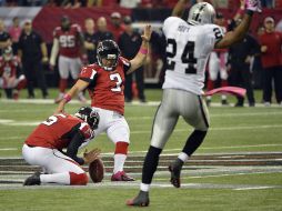 El pateador Matt Bryant (centro) fue el héroe del juego  /