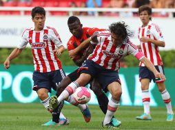 El partido fue muy disputado, en la imagen Reynoso y Arizala luchan por el balón. MEXSPORT  /