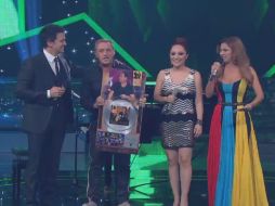 Fernando del Solar e Ingrid Coronado entregan reconocimiento a Franco de Vita. ESPECIAL TWITTER  /