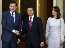 Mariano Rajoy (i) estrecha la mano de Enrique Peña Nieto, al lado su esposa, Angélica Rivera. AP  /