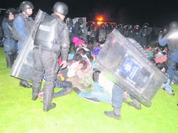 Sorprenden. Policías federales someten a estudiantes de la normal de Tiripetío, también hubo operativos en Cherán y Arteaga. NTX  /