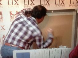 Héctor Álvarez rompiendo un reconocimiento de la LIX Legislatura.  /