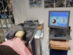 Un robot que lava el pelo, como muestra de las capacidades de la robótica en la vida diaria. EFE  /